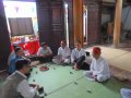 Đoàn trao đổi với các vị bô lão trong làng
