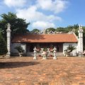 Trước sân đền Gắm Hải Phòng