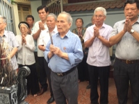 Hội đồng Họ Ngô VN cùng đại diện Chi họ thắp hương mộ Tổ họ Cổ Nhuế