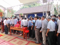Các thế hệ con cháu họ Ngô xếp hàng vào dâng hương trong đền Ngô Vương Quyền