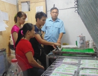Đại tá Ngô Xuân Tự đang dậy nghề in cho các em có hoàn cảnh đặc biệt