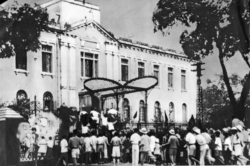 Đoàn người trước Bắc Bộ Phủ ngày 19/8/1945