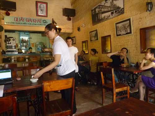 Cửa hàng mậu dịch giữa lòng Hà Nội, tái hiện lại một thời bao cấp, với những cô mậu dịch viên áo trắng, quần đen