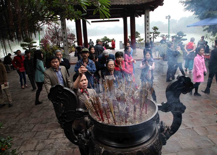 Cảnh đi lễ chùa đầu năm