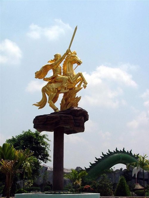Tượng Lý Thường Kiệt tại Đại Nam Quốc tự (Bình Dương)