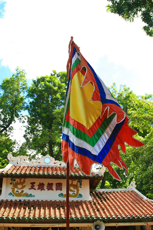 Cờ ngũ sắc tại Đền Hùng
