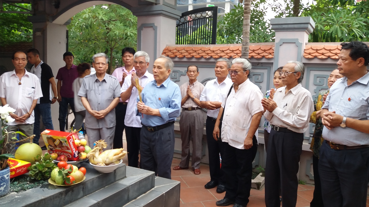 Hội đồng Họ Ngô VN thắp hương tại mộ tổ