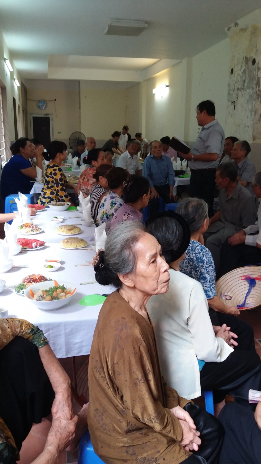 Bà con đón đoàn tại hội trường
