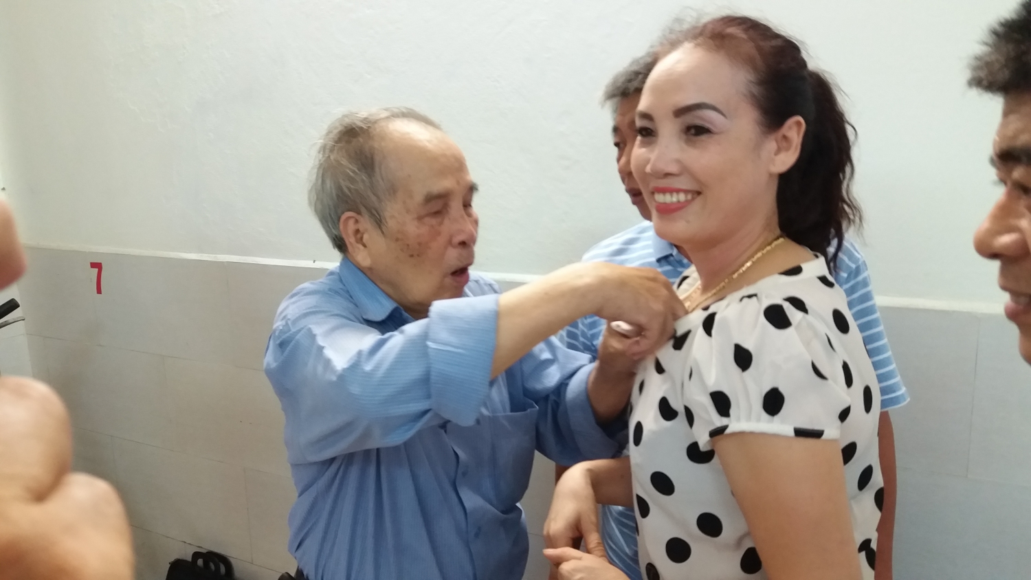 Ông Ngô Vui gắn tộc chương cho chị Bùi Thị Hồng - con dâu họ Ngô