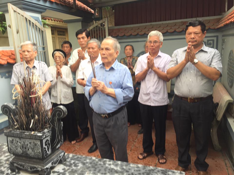 Hội đồng Họ Ngô VN cùng đại diện Chi họ thắp hương mộ Tổ họ Cổ Nhuế