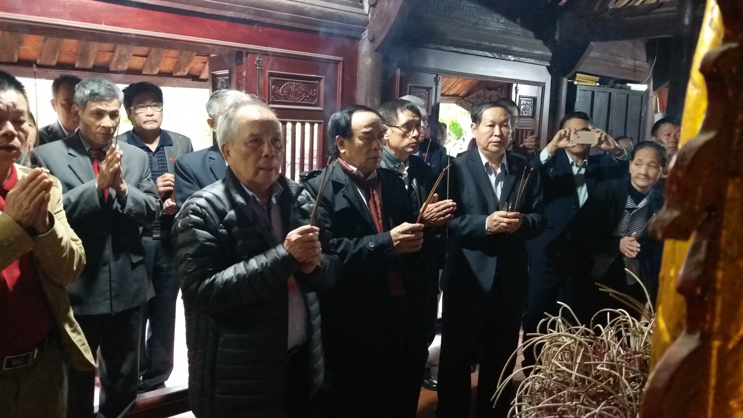 Đoàn dâng hương tại nhà thờ TS Ngô Trí Hòa - Lý Trai