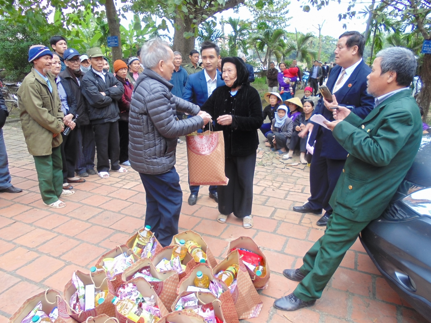 Ông Ngô Vui trao quà