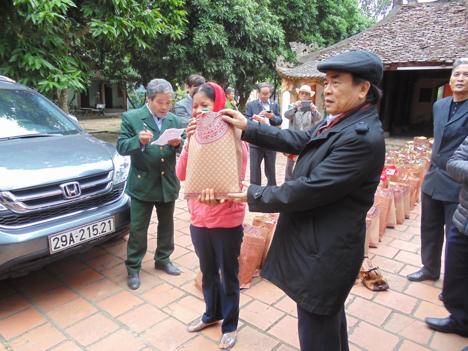 Ông Ngô Quang Xuân trao quà