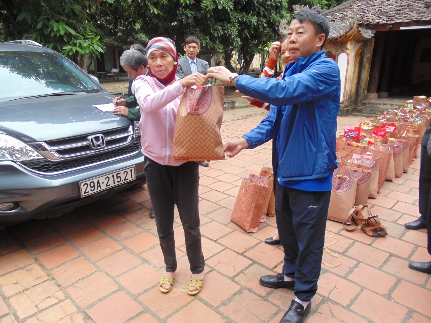 Ông Ngô Xuân Trường trao quà