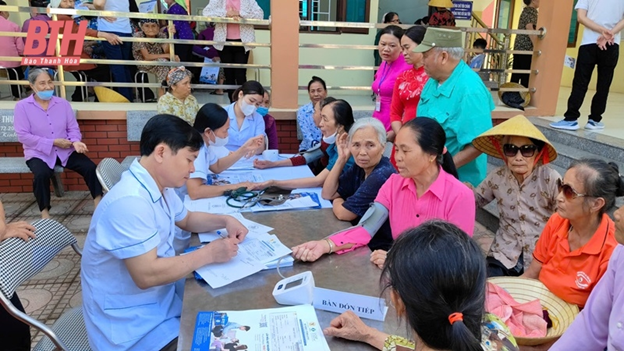 CLB Thầy thuốc họ Ngô Việt Nam tổ chức khám sức khỏe miễn phí và tặng quà tại Đồng Phang