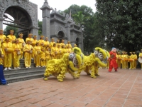Biểu diễn múa trước sân đền thờ Ngô Vương Quyền