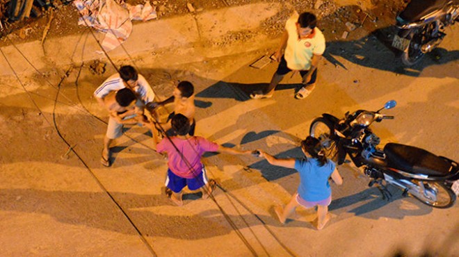 Nhóm thanh niên lao vào đánh nhau sau một chầu nhậu tại quận 2 TP HCM (Ảnh:Hữu Khoa)