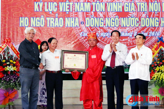 Đại diện họ Ngô Trảo Nha nhận bằng Kỷ lục do Hội đồng xác lập kỷ lục Việt Nam trao
