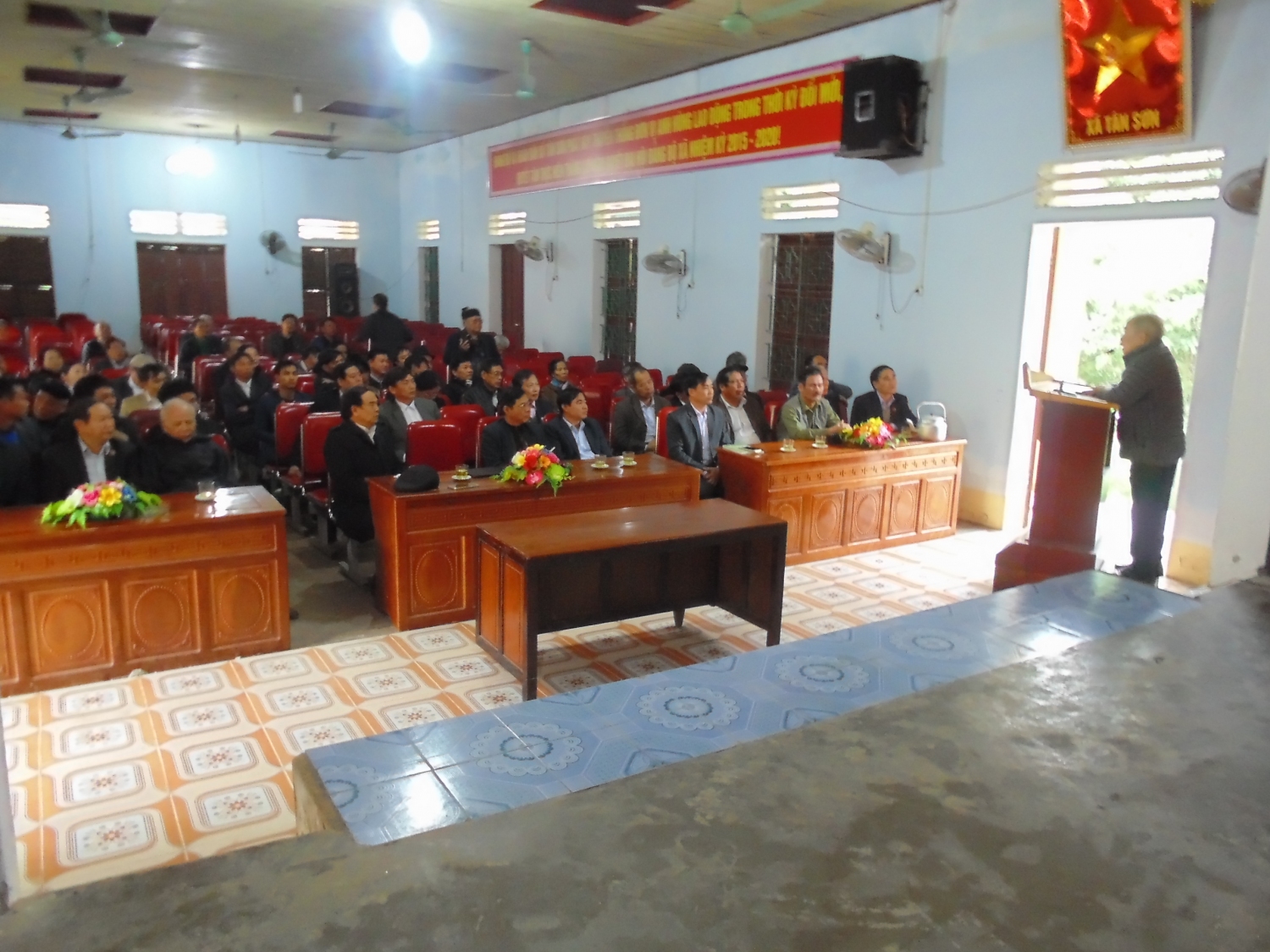 Ông Ngô Vui báo cáo trong buổi làm việc với chính quyền và nhân dân xã Tân Sơn, Đô Lương
